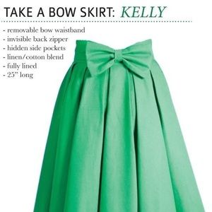 Take a Bow Skirt in Kelly, size 8